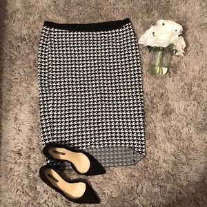 Houndstooth pencil skirt